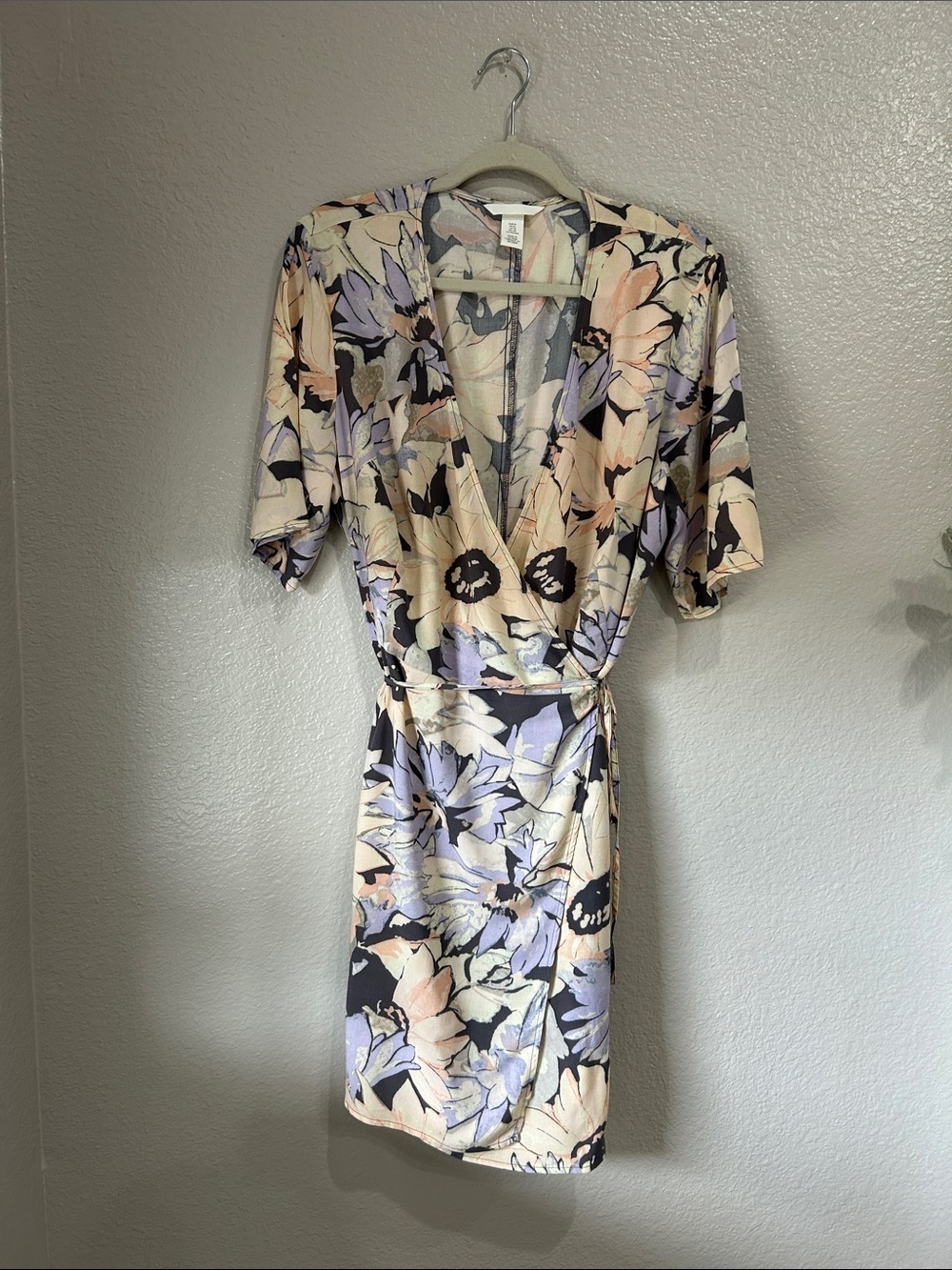 H&M Women’s Lavender Cream Floral Wrap Mini Dress Sz XL Summer Casual TC0042